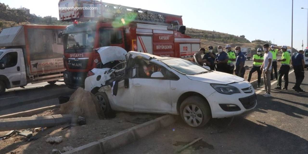 Kayseri'de Otomobil Elektrik Direğine Çarptı: 1 Ölü, 2 Yaralı