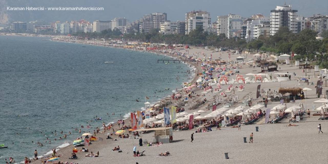 Antalya'da Nemden Bunalanlar Denizde Serinledi