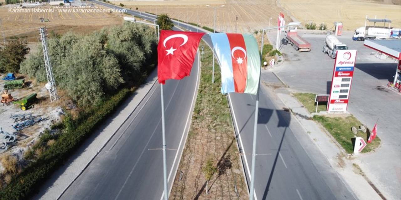 Tomarza Belediyesi Dev Türk Ve Azerbaycan Bayrağı Astı