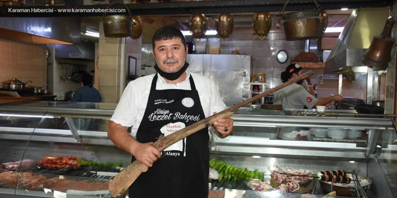 Antika Tutkusuyla Restoranında Eski Eşyaları Sergiliyor