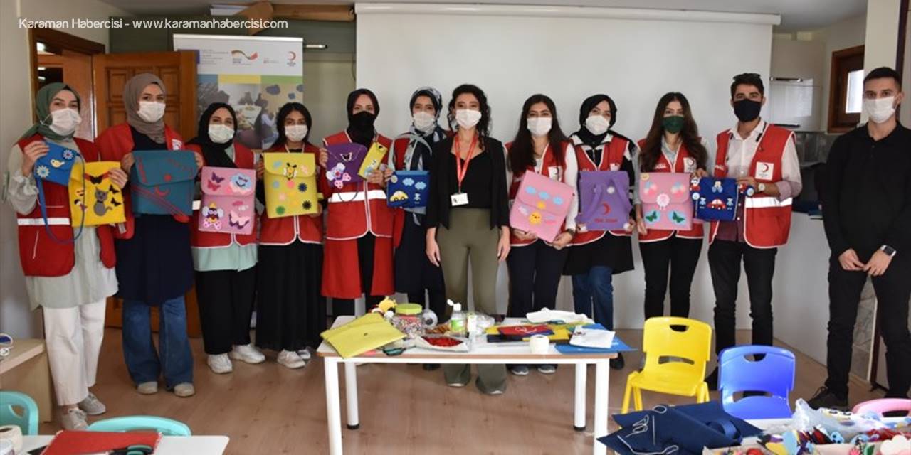 Gönüllülerin Tasarladığı Çantalar Sığınmacı Ailelerin Çocuklarına Hediye Edilecek