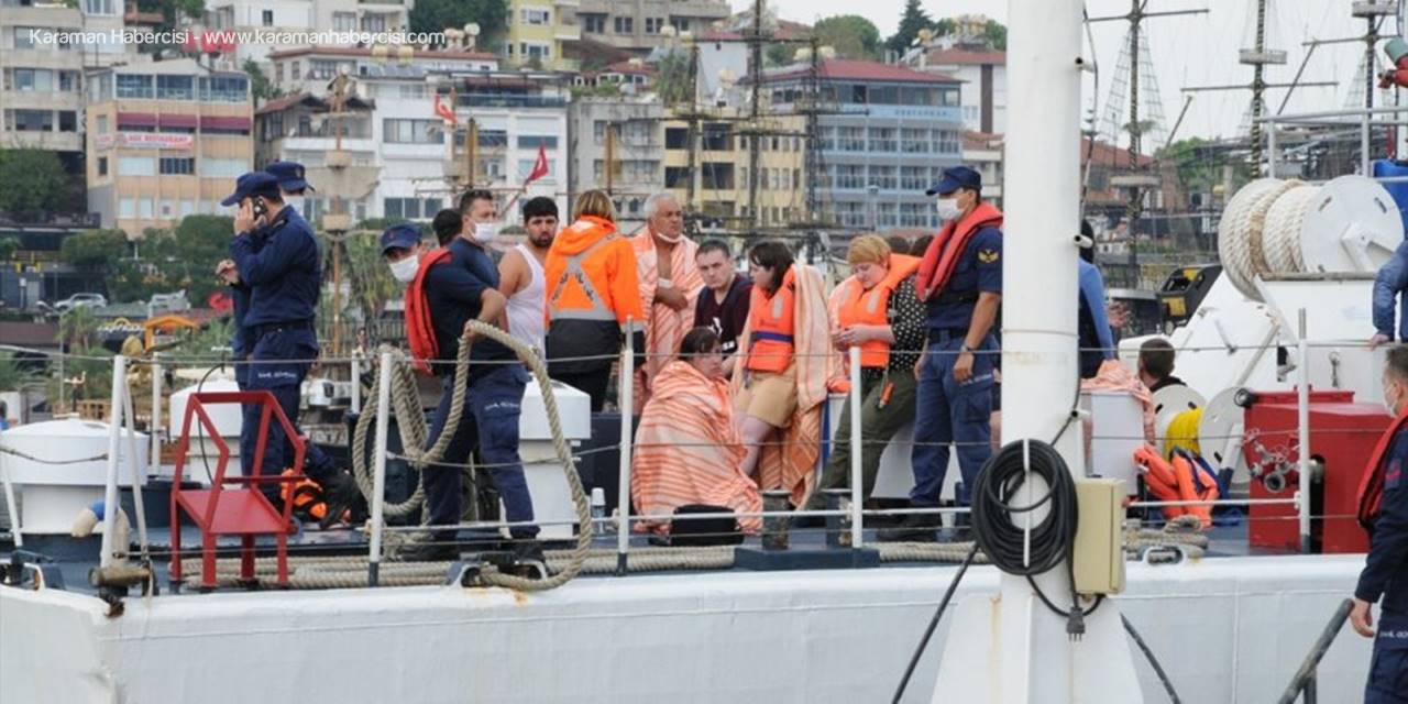 Antalya'da Tur Teknesi Battı