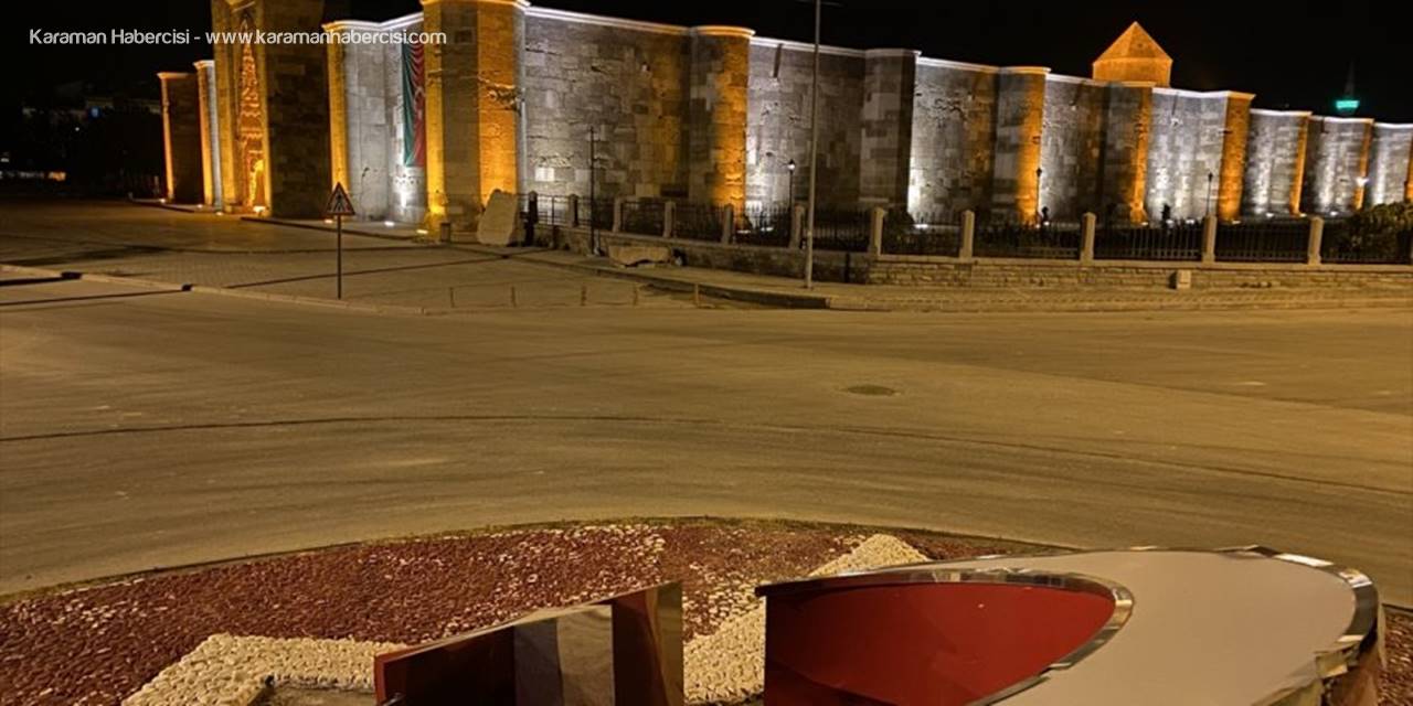 Sultanhanı Kervansarayı'na Azerbaycan Bayrağı Asıldı