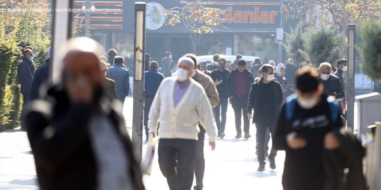 Konya'da Vatandaşlar, Kovid-19 Önlemleri Kapsamında Uygulanan Sigara İçme Yasağına Uyuyor