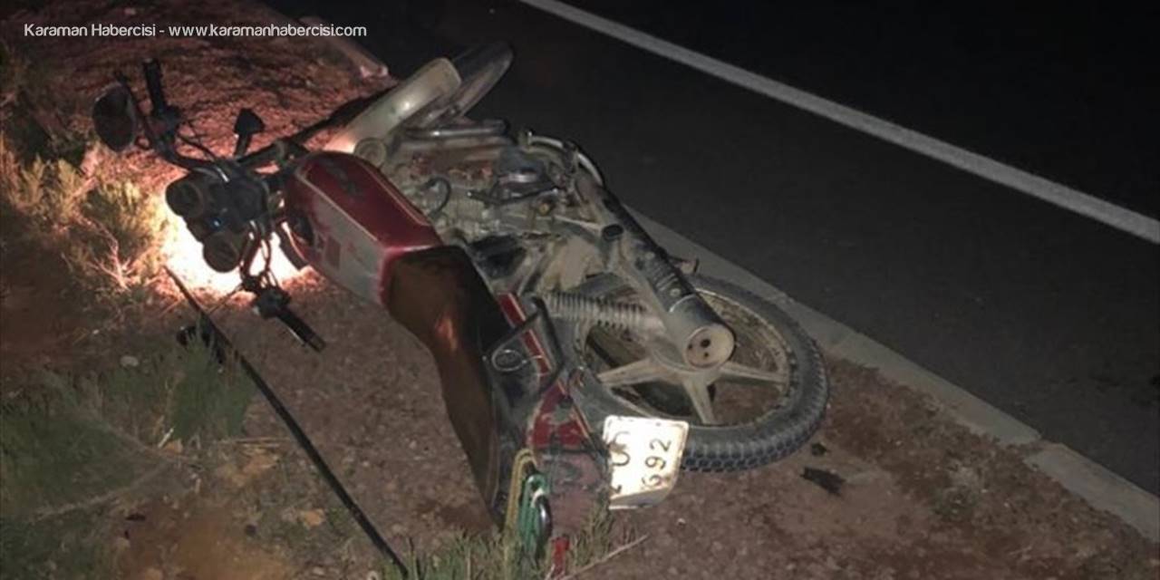 Traktöre Bağlı Tarım Aletine Çarpan Motosikletlerin Sürücülerinden Biri Öldü, Diğeri Yaralandı