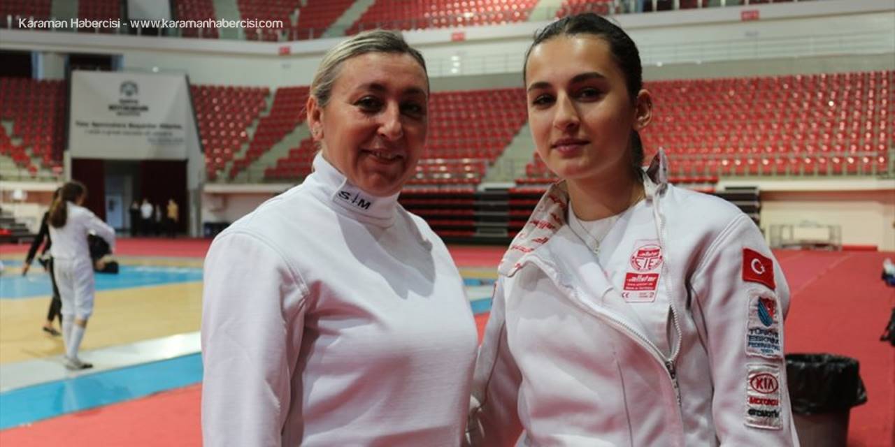 Milli Eskrimci Kızından Etkilenen Fizik Öğretmeni Anne Aynı Spora Başladı