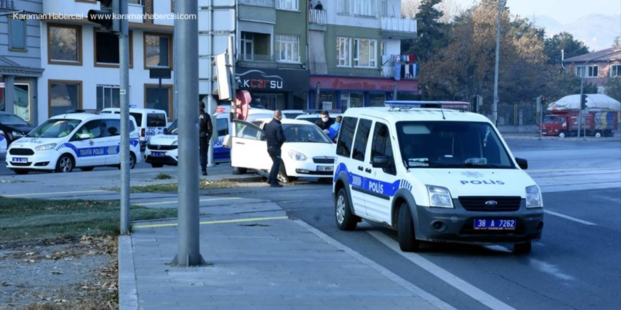 Kayseri'de Sokağa Çıkma Kısıtlamasına Uymayan Sürücü Kovalamaca Sonucu Yakalandı