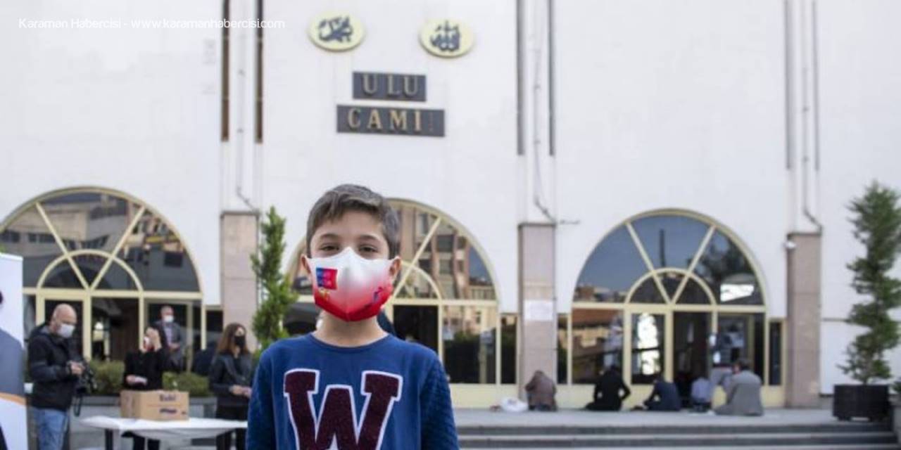 Mersin Büyükşehir Ekipleri, Cuma Namazı Çıkışı Maske Dağıttı