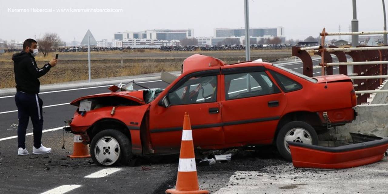 Kayseri'de İki Otomobil Çarpıştı: 2 Yaralı