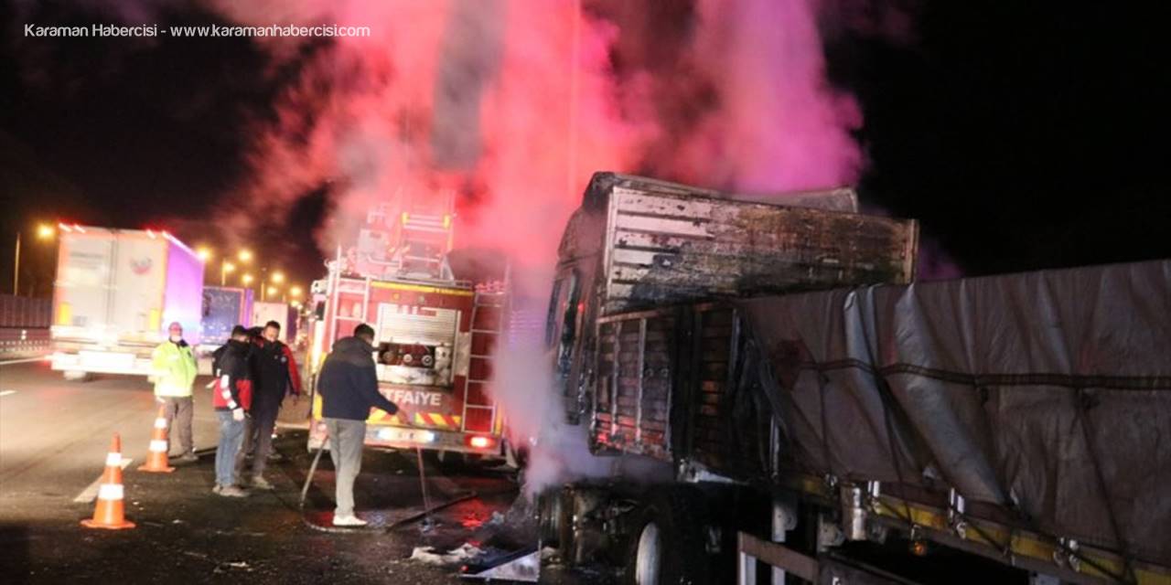 Niğde'de Seyir Halindeyken Yanan Tır Kullanılamaz Hale Geldi