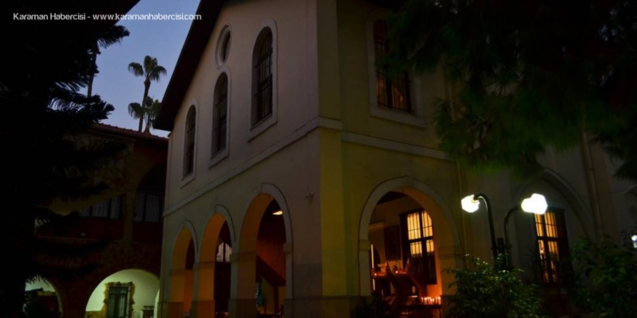 Mersin'de Katolik İle Ortodoks Kiliselerinde Noel Ayini Yapıldı