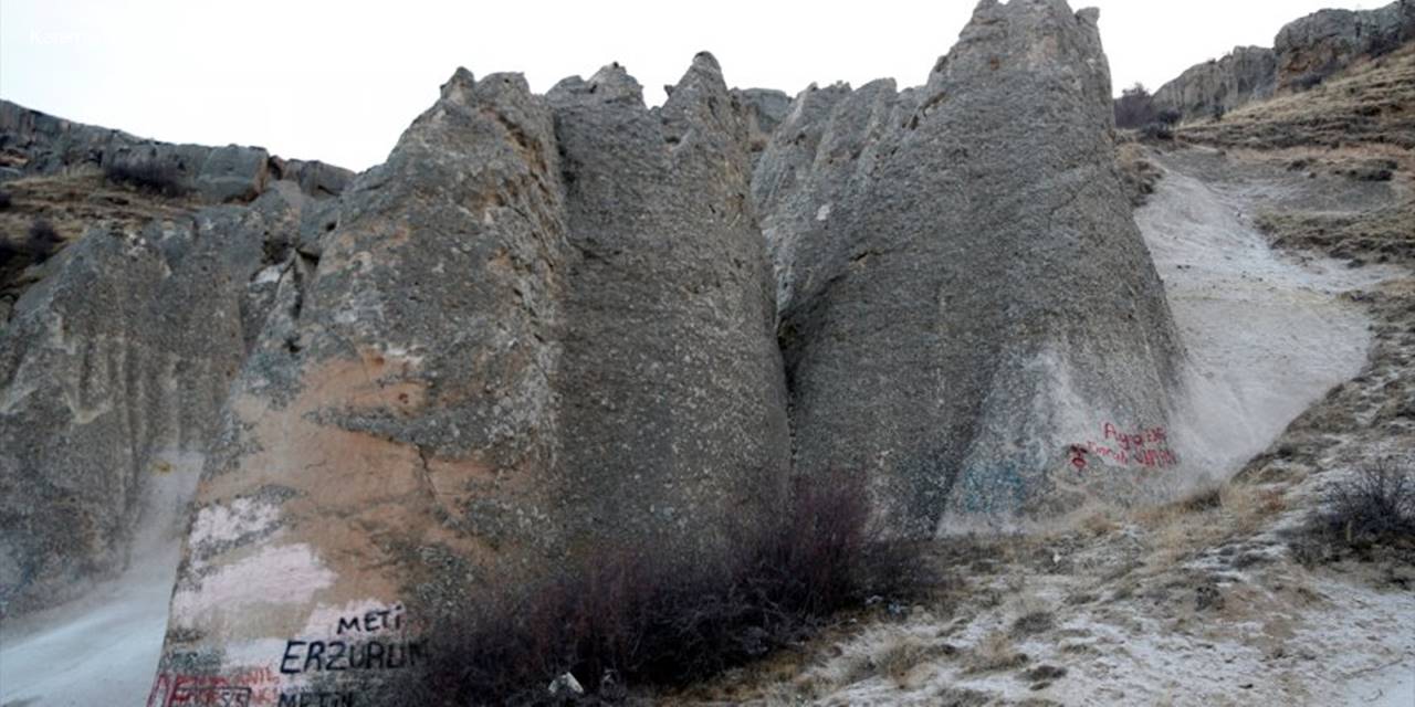 Kayseri'de Peribacası Benzeri Doğal Oluşumların Üzerine Yazılan Yazılar Tepki Çekiyor