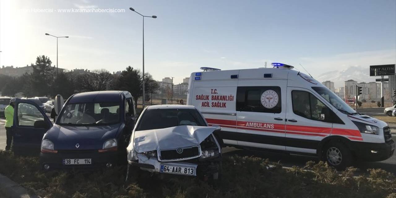 Kayseri'de Otomobil İle Hafif Ticari Araç Çarpıştı: 4 Yaralı
