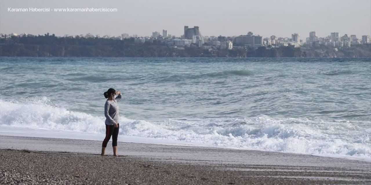 Antalya'da Sağanağın Ardından Vatandaşlar Sahile İndi