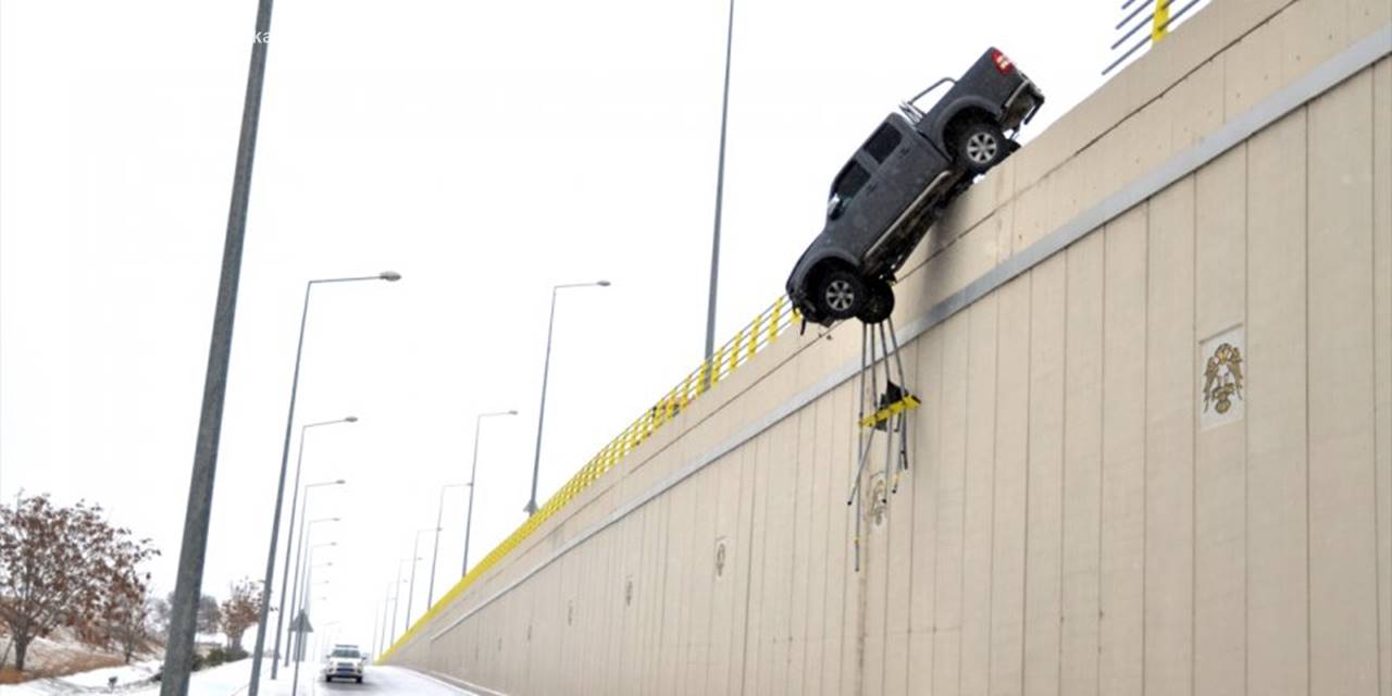 Konya'da Bariyerlere Çarpan Pikap Üst Geçitte Asılı Kaldı