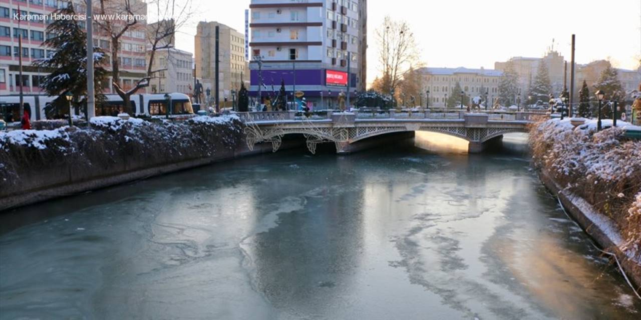 Eskişehir'den Geçen Porsuk Çayı Buz Tuttu