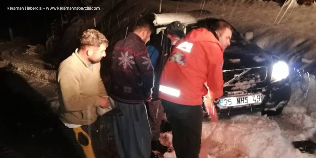 Mersin'de Kardan Kapanan Yolda Araçlarıyla Mahsur Kalanlar, Belediye Ekiplerince Kurtarıldı