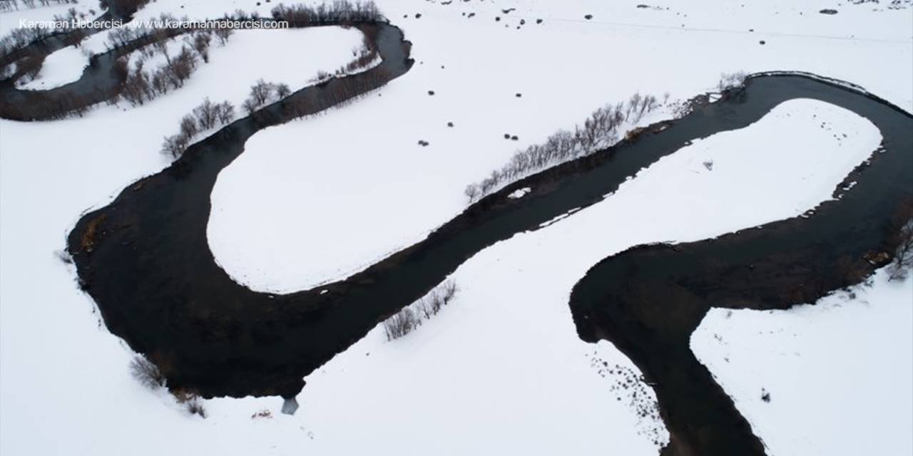 Bembeyaz Örtüde Süzülen Zamantı Irmağı'nın Menderesleri Kar Altında Göz Kamaştırıyor