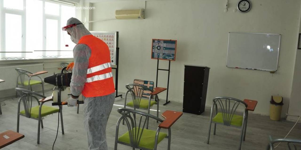 Belediye Ekipleri Büroları Dezenfekte Ediyor