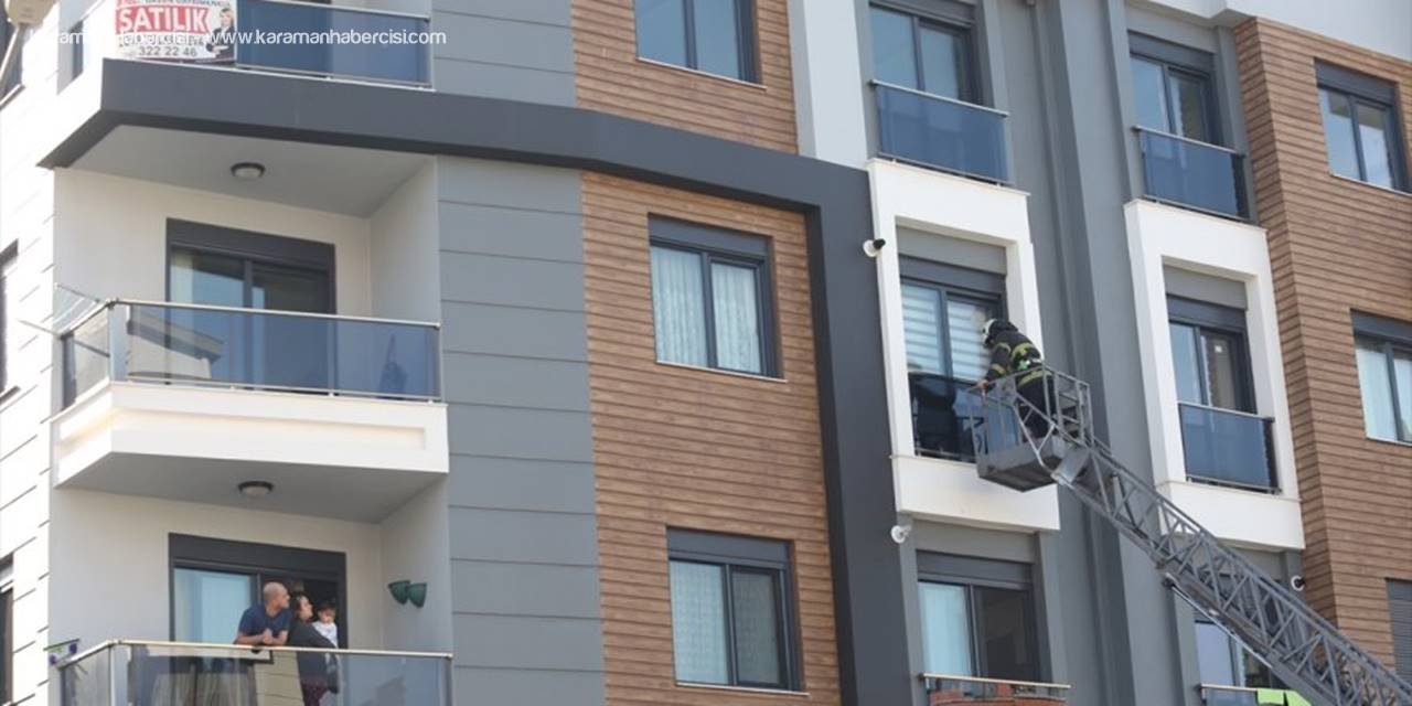 Minik Afacanın Balkonda Bıraktığı Anneye İtfaiye Yardım Etti
