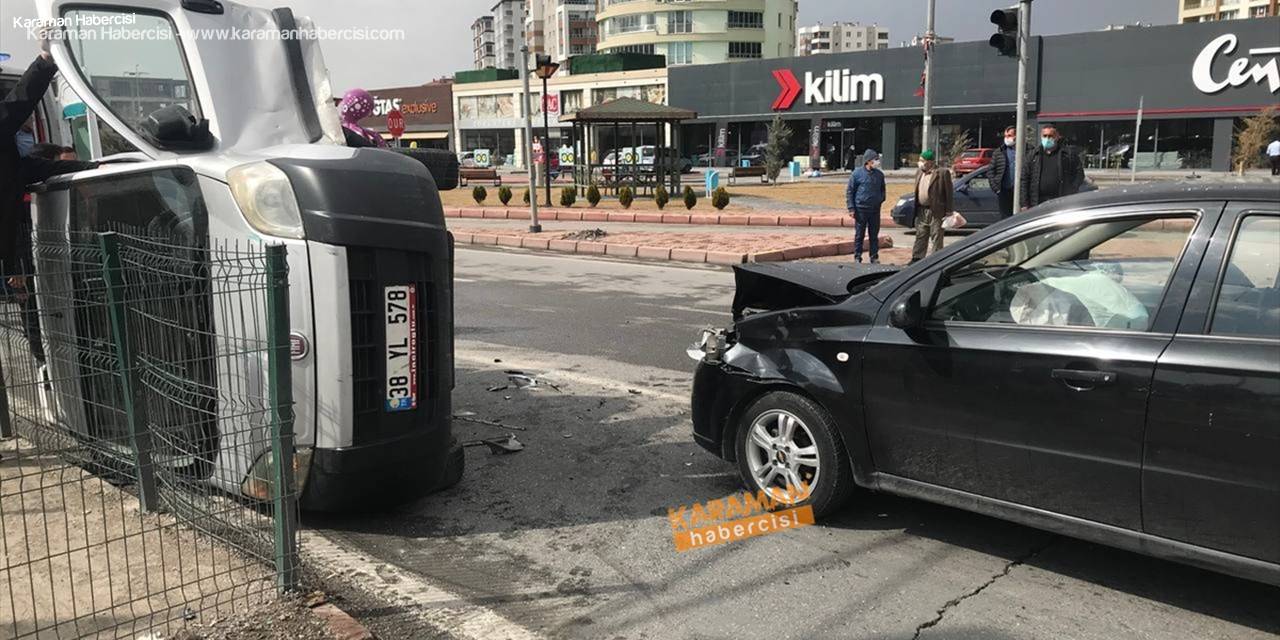 Kayseri'de Otomobille Hafif Ticari Araç Çarpıştı: 2 Yaralı