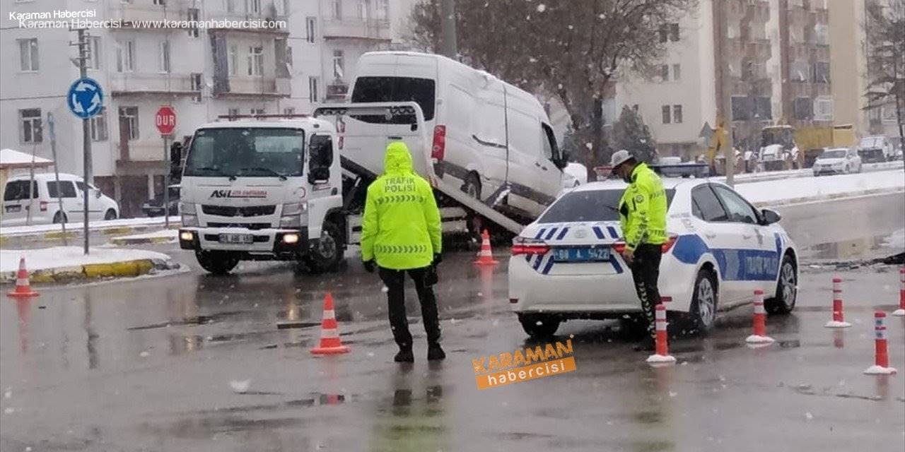 Aksaray'da Kamyonet İle Kamyon Çarpıştı