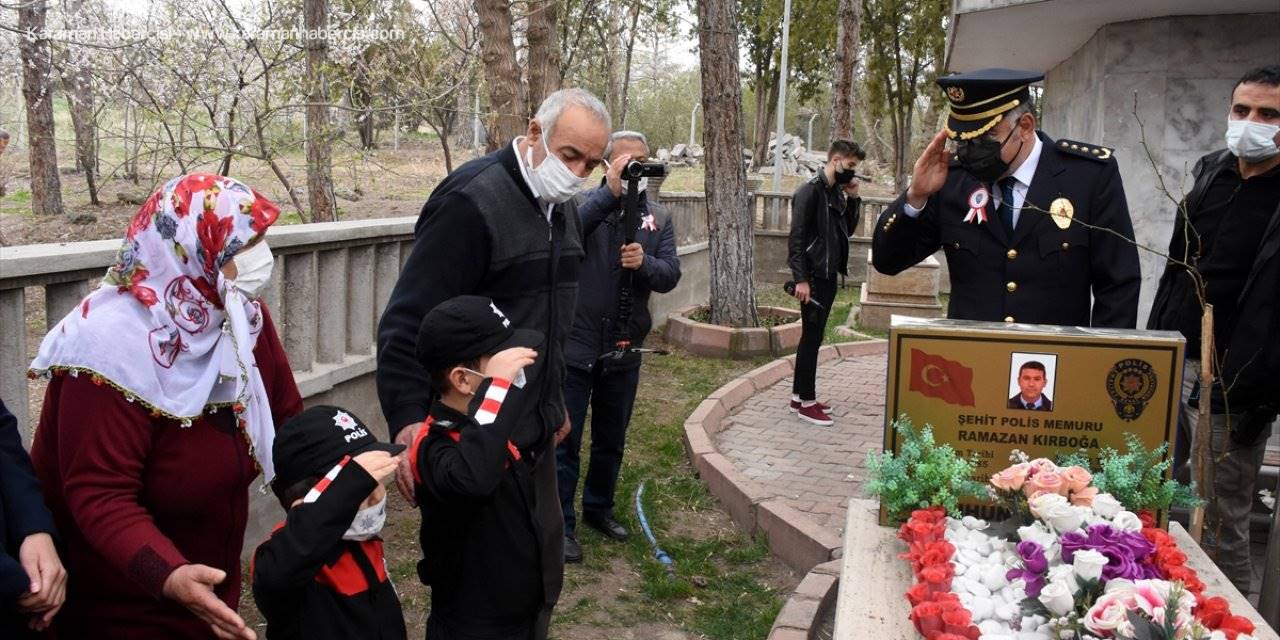 Şehit Polisin Çocukları Babalarının Mezarı Başında Selam Durdu