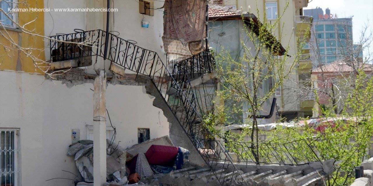 Aksaray'da balkonun evin giriş kapısının üzerine çökmesi nedeniyle mahsur kalan kadın kurtarıldı