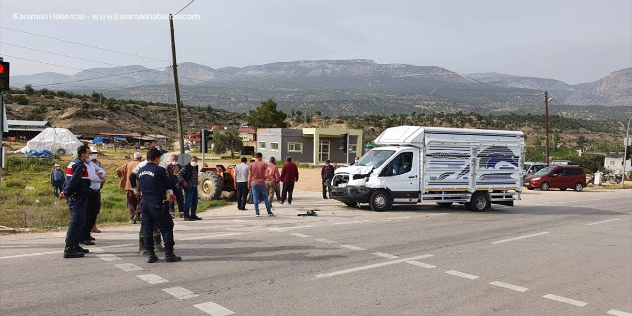 Mut Karaman Yolunda Kamyonet Traktörle Çarpıştı: 2 Yaralı