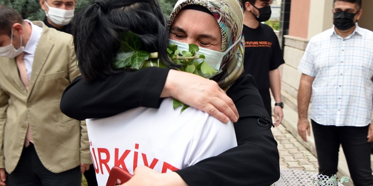 Şampiyon Kızına Sımsıkı Sarıldı