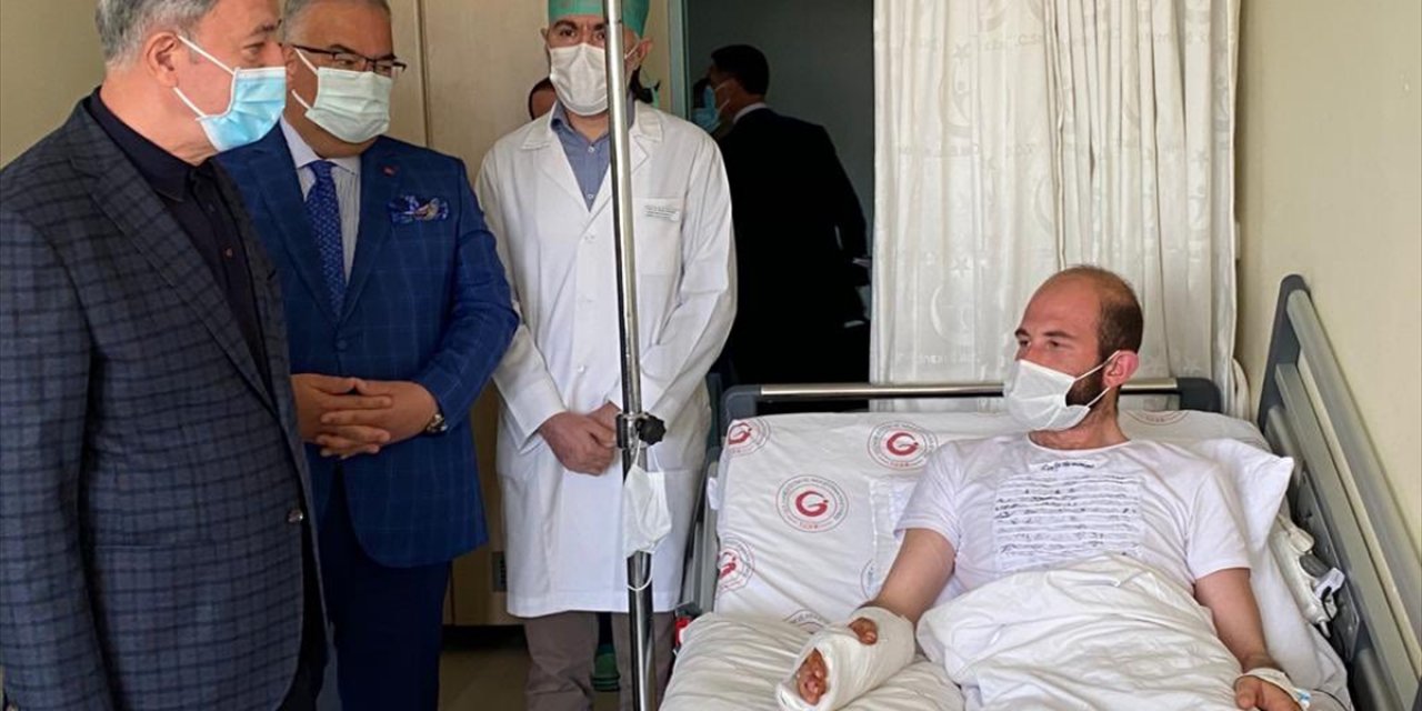 Bakan Akar'dan Yaralı Askerlere Ziyaret
