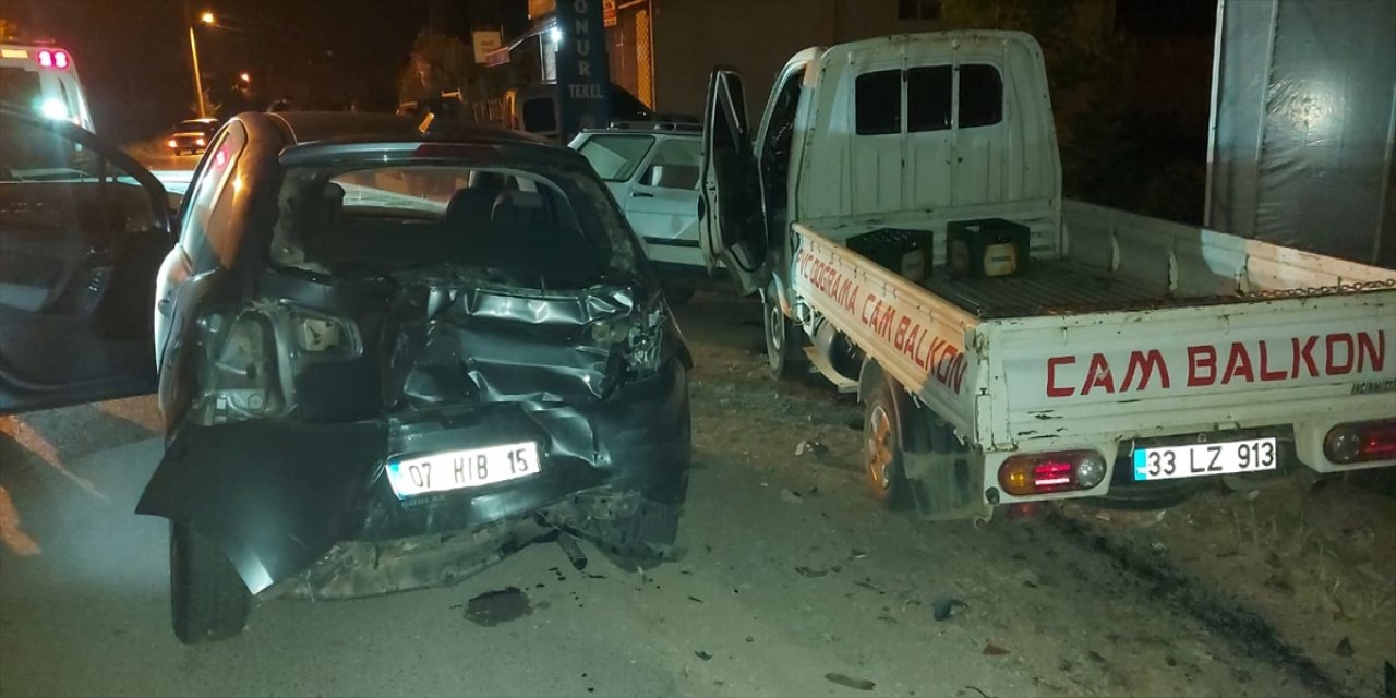 Mersin'de Üç Araca Çarpan Kamyonet Hasara Neden Oldu