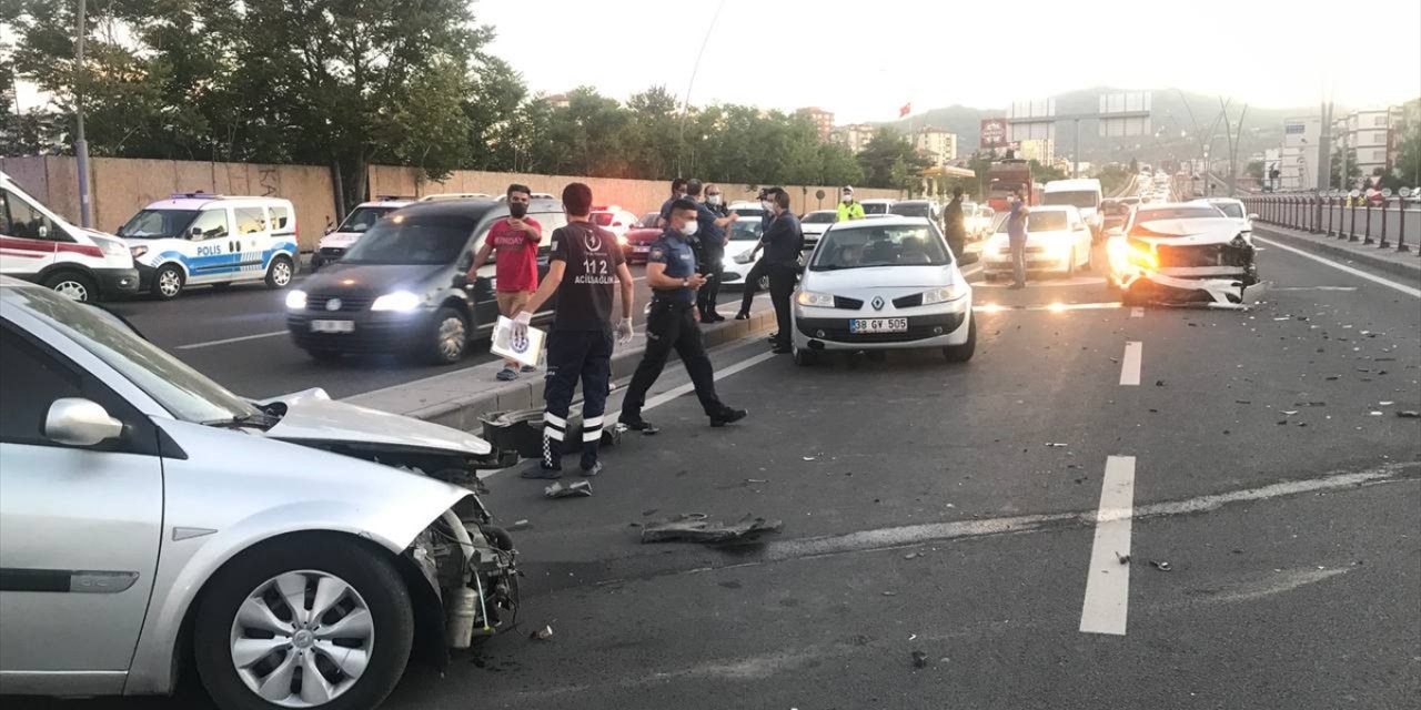 Kayseri'de Çarpışan İki Otomobilin Sürücüsü Yaralandı