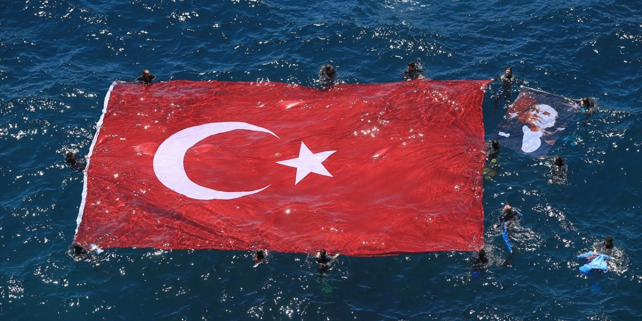 Antalya'da Dalgıçlar Tarafından Denizde Dev Bir Türk Bayrağı Açıldı, Teknelerle Kortej Oluşturuldu