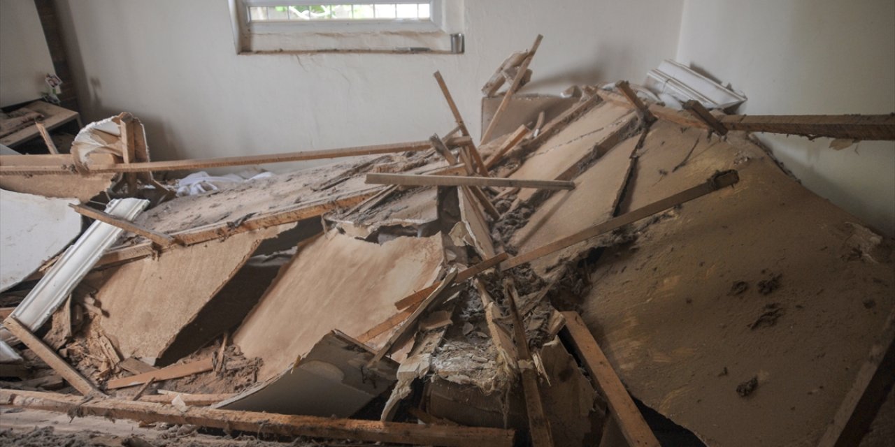 Antalya'da Tavanı Çöken Evde Annenin Refleksi, Aileyi Kurtardı