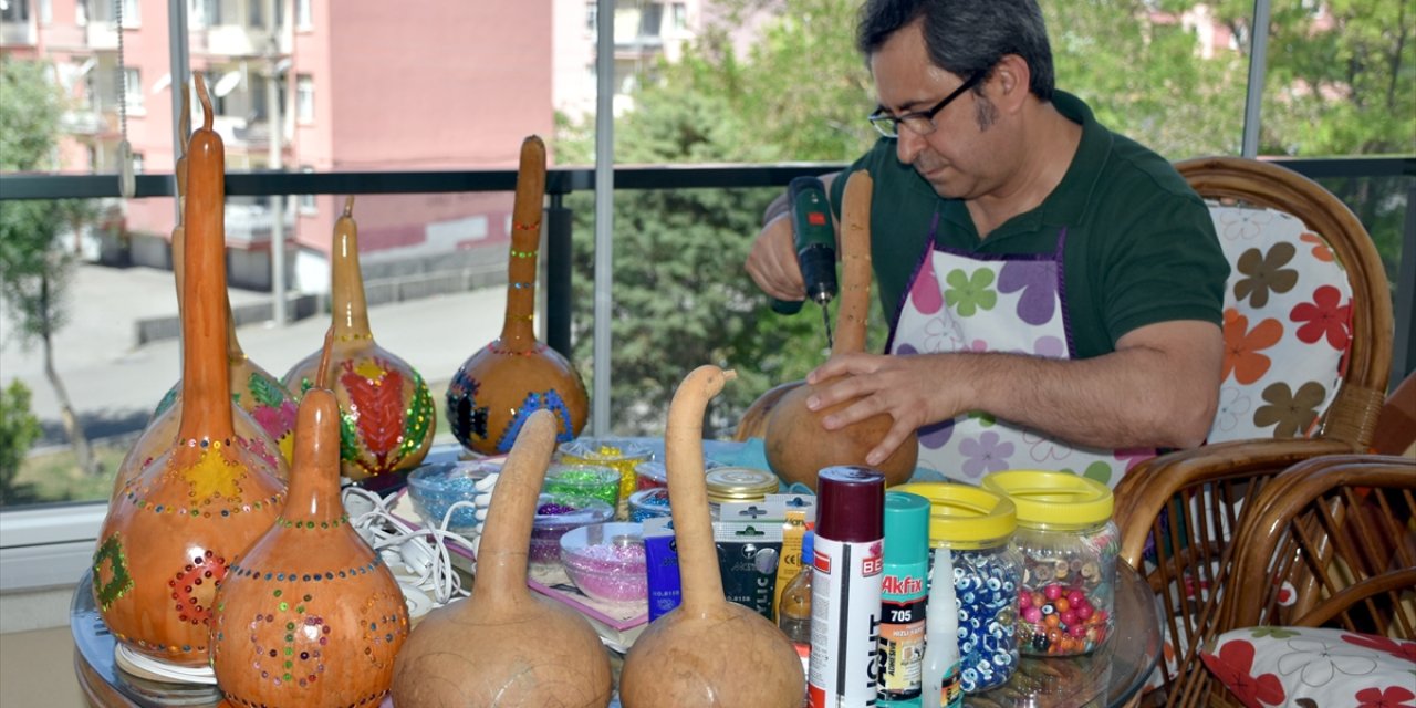 Fizik Profesörü Yetiştirdiği Su Kabaklarını Sanat Eserine Dönüştürüyor