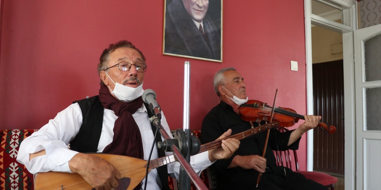 Kayseri Yöresindeki Ağıtları Derleyen Emekli Öğretmen Bağlamasını Elinden Düşürmüyor