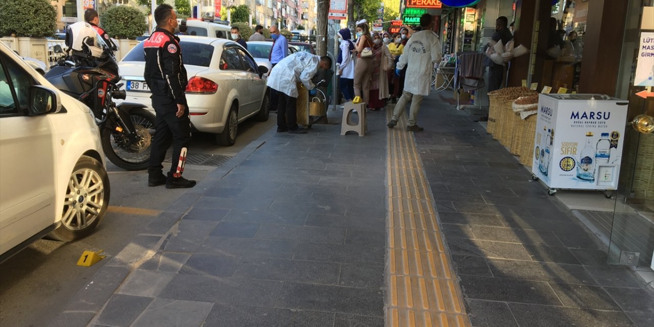 Niğde’de Seyir Halindeki Otomobilden Çevreye Rastgele Ateş Açıldı