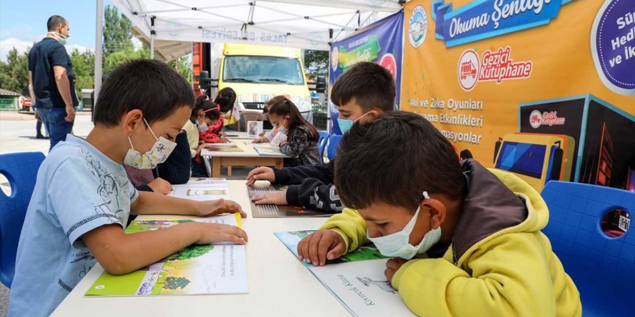 Talas Belediyesinin Gezici Kütüphanesi Kuruköprü'de
