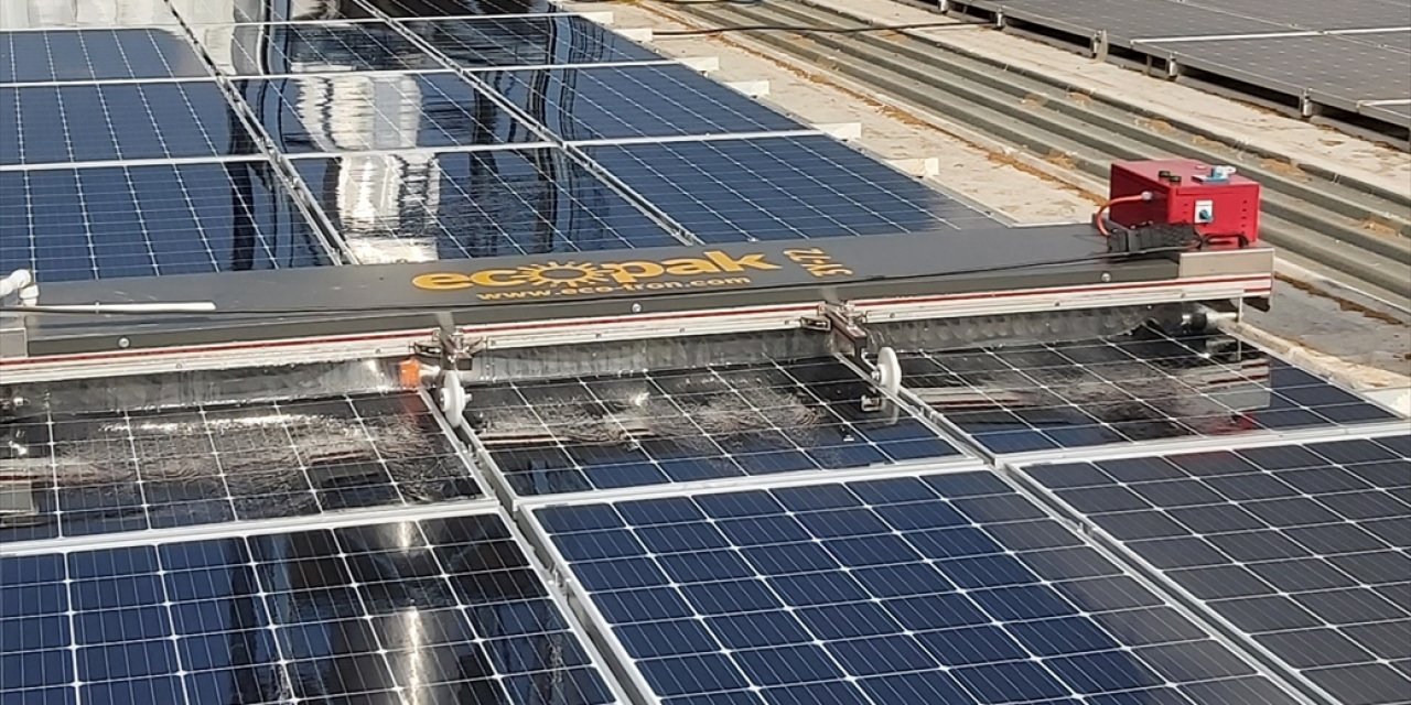 Panel Temizleyen Robotlar, Güneş Santrallerinde Enerji Verimliliğini Artırıyor