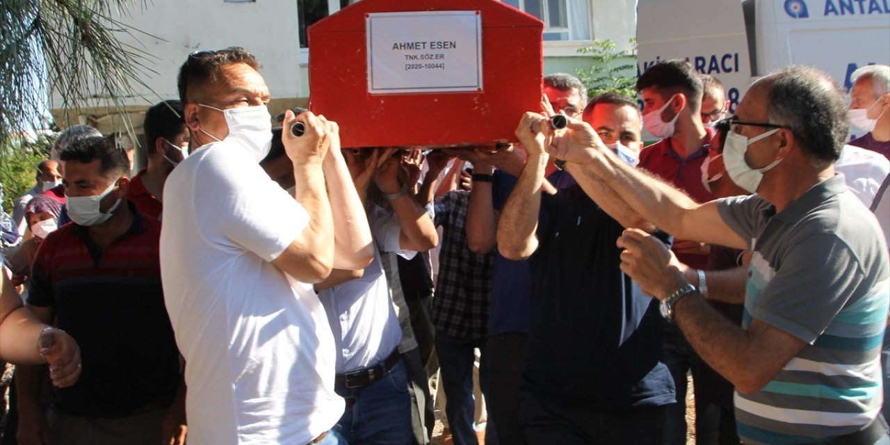 Antalya'da Otomobilin Ağaca Çarpması Sonucu Hayatını Kaybeden Askerin Cenazesi Defnedildi