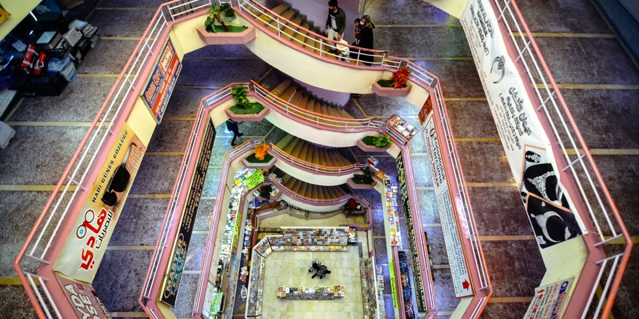 Kitap Kokusuyla Müziğin Tınısını Buluşturan Çarşı, Mimarisiyle Baş Döndürüyor