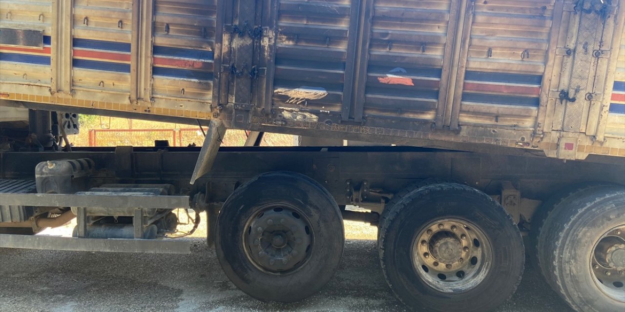 Antalya'da Saman Yüklü Kamyon Seyir Halindeyken Alev Aldı