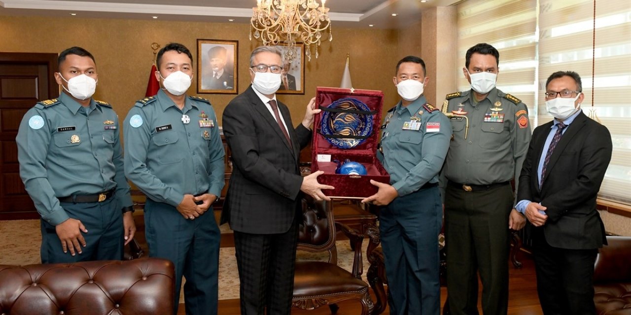 Endonezya'nın Ankara Büyükelçiliği Askeri Ataşesi Thalib'den, Mersin Valisi Su'ya Ziyaret