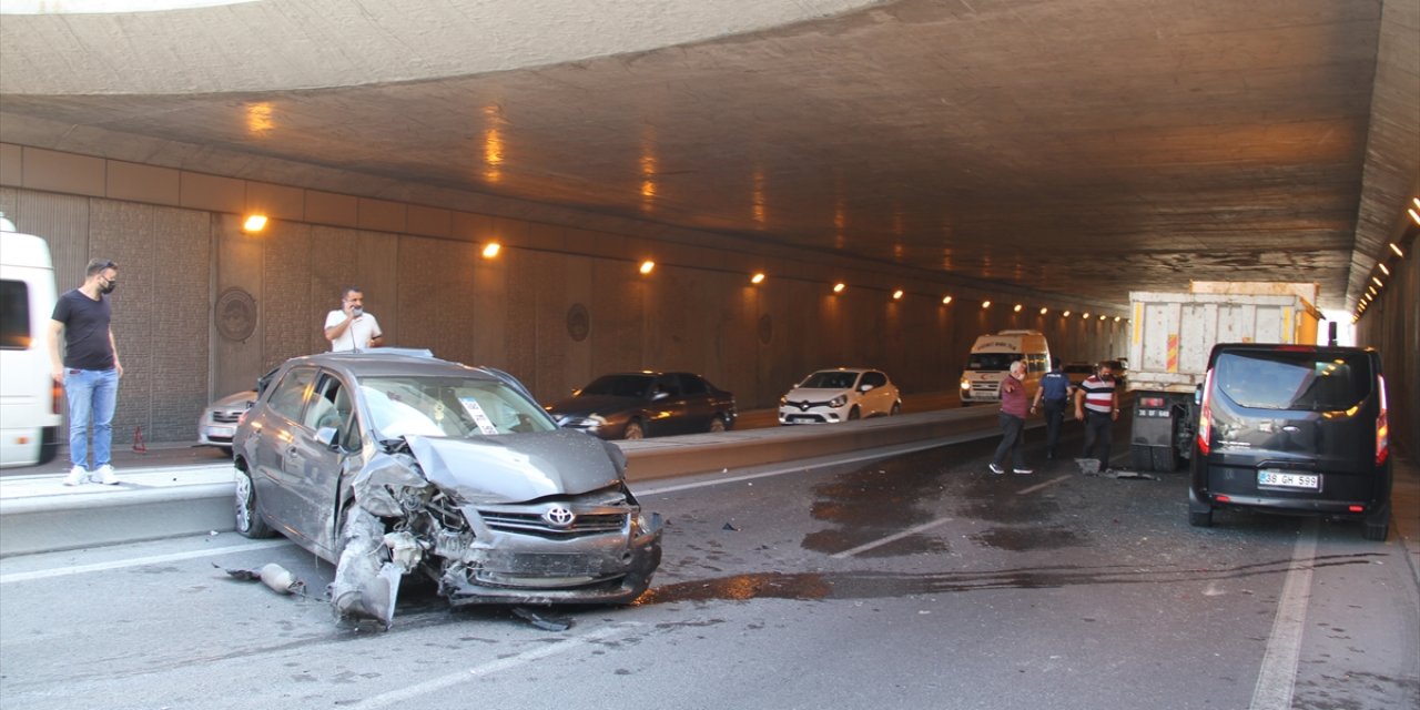 Kayseri'de 4 Aracın Karıştığı Trafik Kazasında 1 Kişi Yaralandı