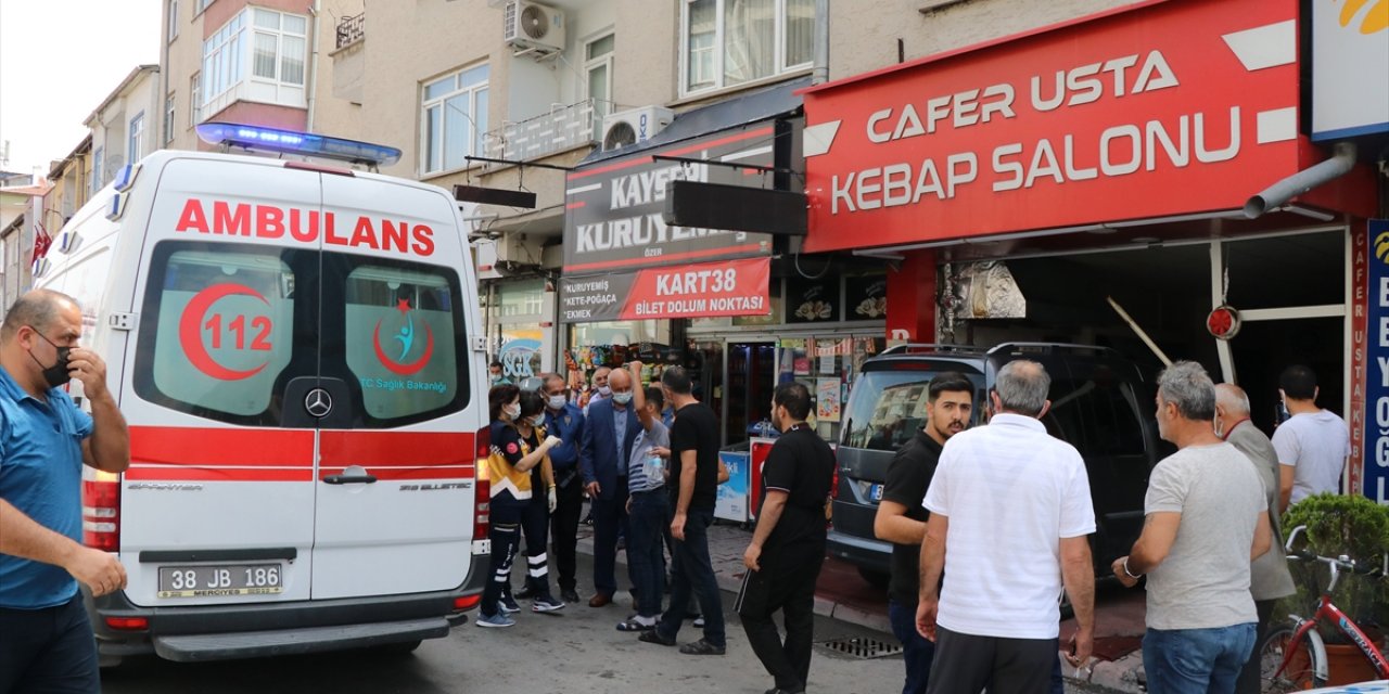 Kayseri'de Kontrolden Çıkan Otomobil Lokantaya Girdi: 2 Yaralı