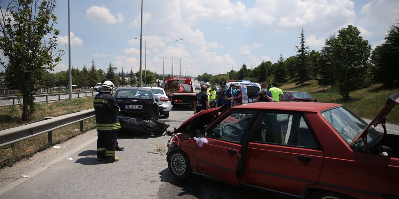 Eskişehir'de 3 Aracın Karıştığı Zincirleme Trafik Kazası