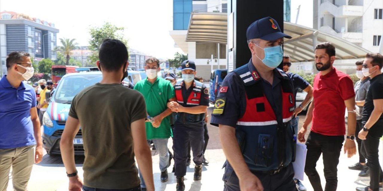 Antalya'da Eşi Tarafından Silahla Kazara Vurulduğu İddia Edilen Kadın Öldü