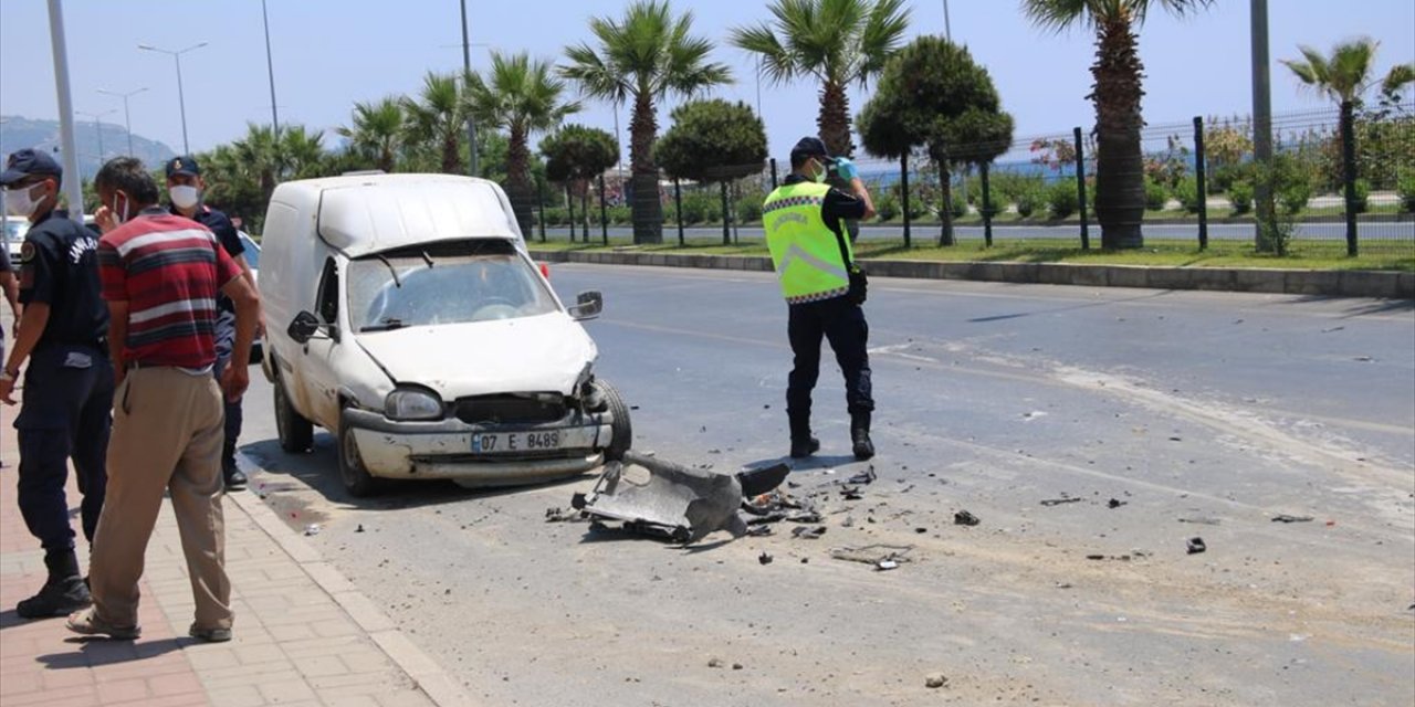 Antalya'da Hafif Ticari Aracın Çarptığı Bisikletin Sürücüsü Öldü