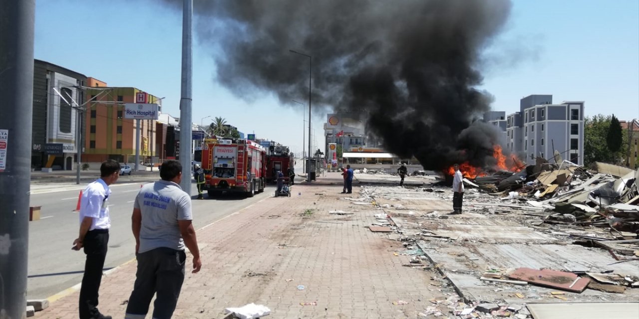 Antalya'da Yıkım İşlemleri Süren Çarşıda Çıkan Yangın Söndürüldü